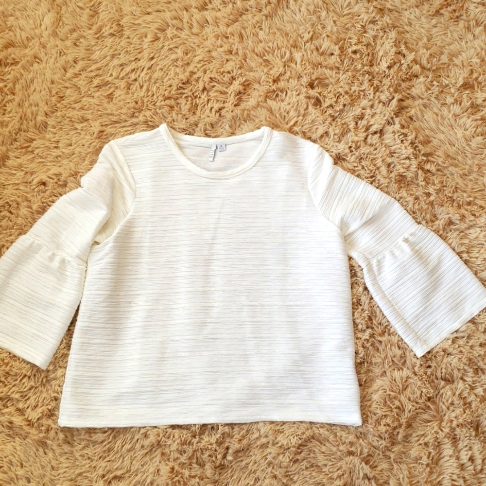 Elle misses white top with a flare sleeve